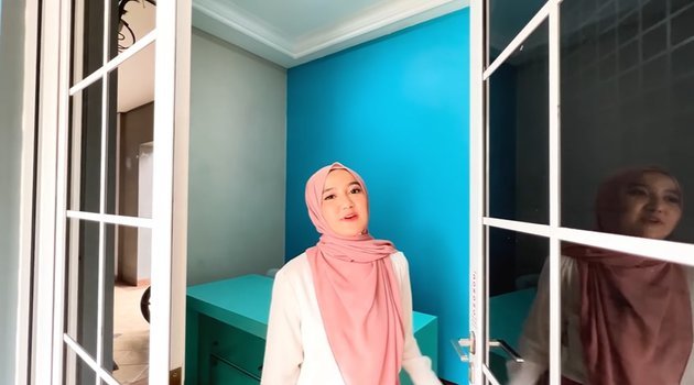 6 potret kantor baru wirda mansur nyaman banget dengan nuansa biru dan kuning