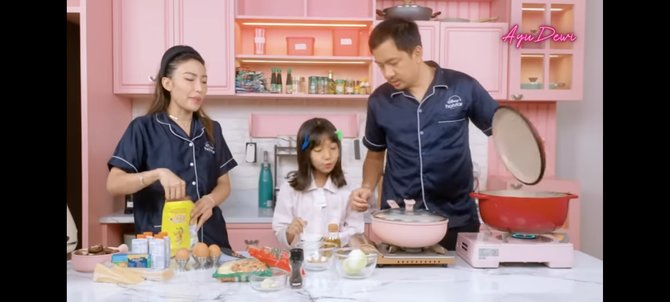 Momen Terbaru Ayu Dewi dan Regi Datau Masak Bareng Anak, Curi Perhatian ...