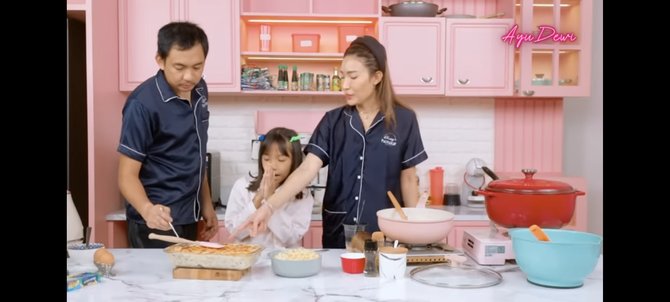 Momen Terbaru Ayu Dewi dan Regi Datau Masak Bareng Anak, Curi Perhatian ...