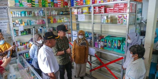 Menko PMK Muhadjir dan Bima Arya Sidak Penjualan Obat Sirop di Bogor
