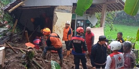 Tebing 7 Meter Longsor Timbun Bapak dan Anak di Sukabumi, Satu Orang Meninggal Dunia