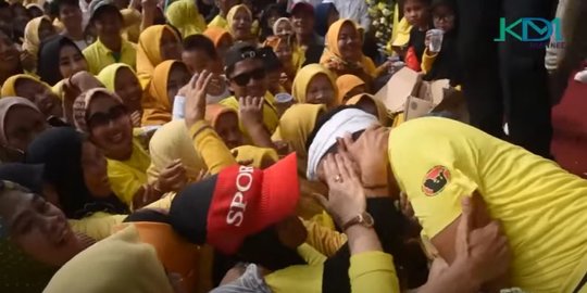 Dicium Emak-emak Dedi Mulyadi Cari Suaminya Untuk Minta Maaf, Begini Reaksinya