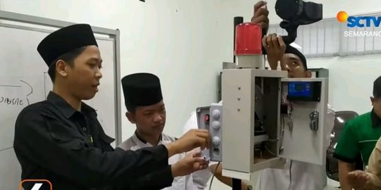 Santri Banjarnegara Ciptakan Alat Pendeteksi Longsor, Bisa Dideteksi Lewat Ponsel