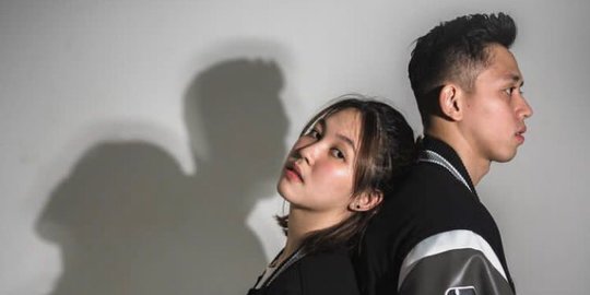 Persembahkan Gelar untuk Mendiang Nenek Pacar, Ini Potret Rian & Ribka Sugiarto