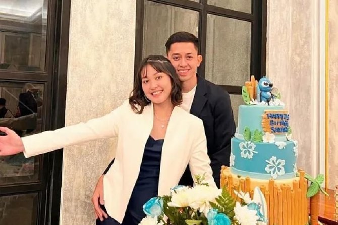 persembahkan gelar untuk almarhumah nenek pacarnya intip potret rian dan ribka sugiarto