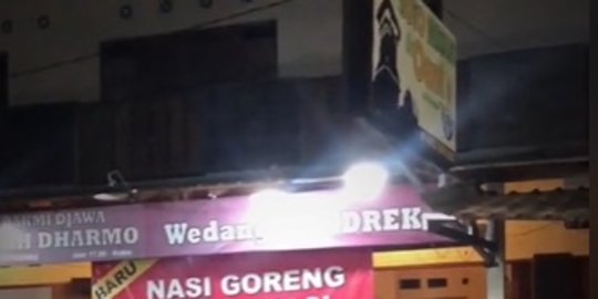 Viral Warung Nasi Goreng Pasang Spanduk Bikin Bingung, Dibilang 'Ghoib' & Tuai Pantun