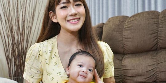 Jadi Ibu, Ini Potret Terbaru Adiezty Fersa Istri Gilang Dirga Dipuji Makin Cantik
