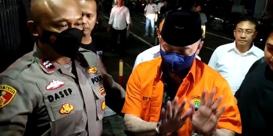 Penampakan Irjen Teddy Minahasa Pakai Baju Tahanan dan Tangan Diborgol