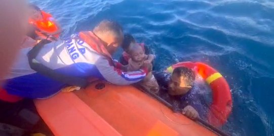 Dramatisnya Evakuasi Sejumlah Bayi dari Laut saat Kapal Cepat Terbakar di Kupang