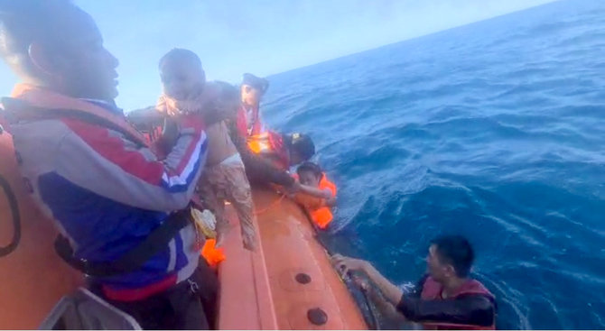 dramatisnya evakuasi sejumlah bayi dari laut saat kapal cepat terbakar di kupang