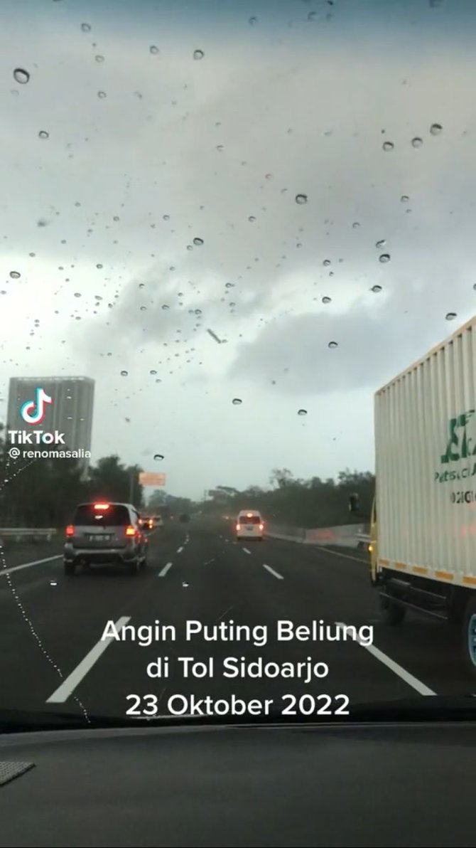 viral angin puting beliung di jalan tol sidoarjo banyak benda beterbangan