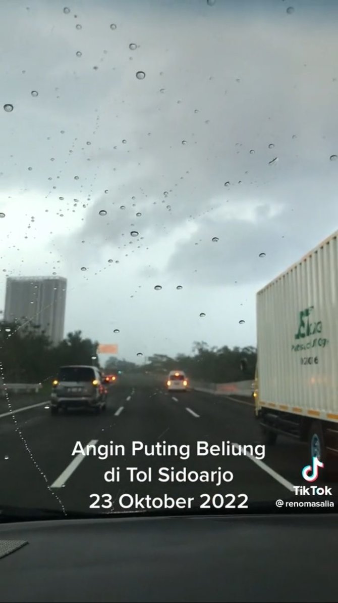 viral angin puting beliung di jalan tol sidoarjo banyak benda beterbangan