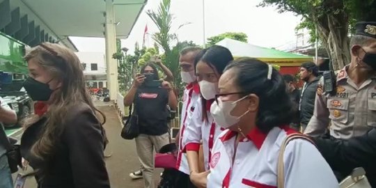 Bersaksi Di Sidang Bharada E, Keluarga Dan Pacar Brigadir J Kompak ...