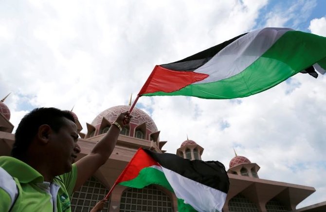 demonstran mengibarkan bendera palestina di putrajaya malaysia pada 2017