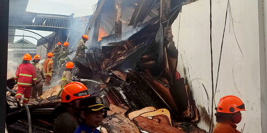 Gudang Tripleks di Bandung Terbakar Belasan Jam, Petugas Alami Sesak Napas