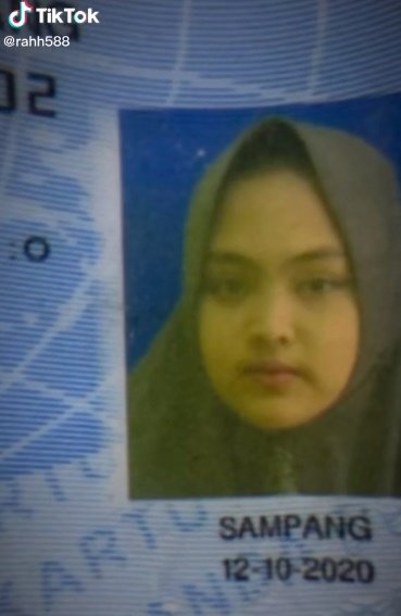 perempuan berkumis
