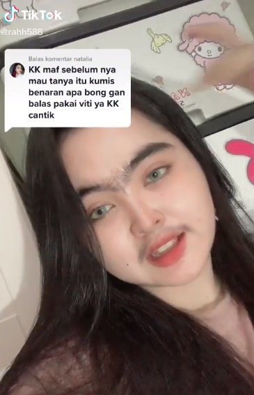 perempuan berkumis