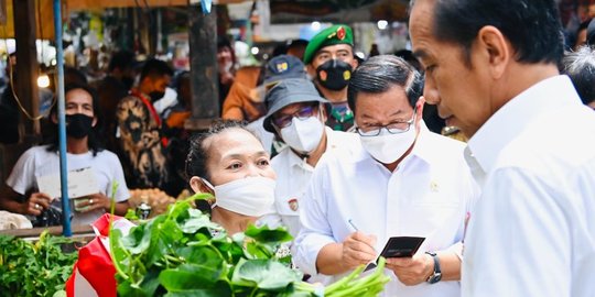 Cek Pasar Klandasan, Jokowi: Cuma Harga Kangkung yang Naik
