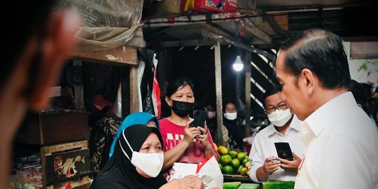 cek pasar klandasan, jokowi: cuma harga kangkung yang naik