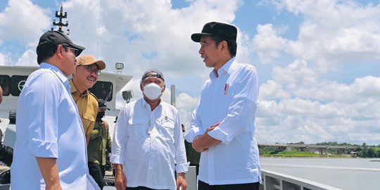 Jokowi Naik KRI Escolar - 871 Menuju IKN: Ini Menelusuri Jalur Logistik