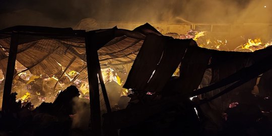 Bak Api Unggun Raksasa, Gudang Masih Terbakar Lebih dari 24 Jam
