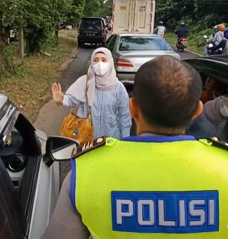 Emak-emak Ngamuk Mobilnya Ditabrak, Aksi Polisi Dermawan ini Disorot
