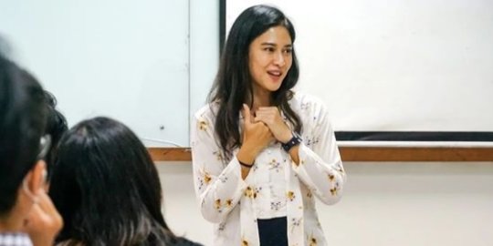 Mengajar Pakai Kebaya, Intip Potret Dian Sastro dalam Balutan Busana Khas Indonesia