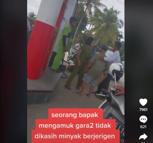 tak dilayani beli bbm pakai jerigen pria tua ini ngamuk di spbu