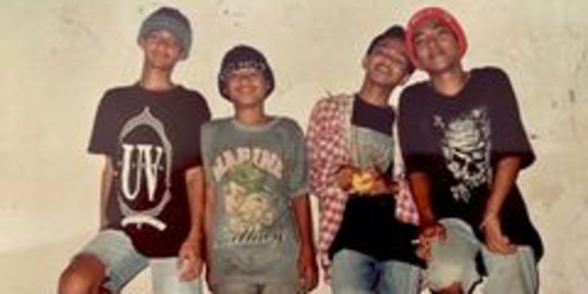 Potret Jadul Eno Netral saat Masih Remaja, Netizen Salfok dengan Kupluknya