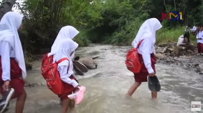 miris demi sekolah siswa sd ini nyebrang kali karena tak ada jembatan