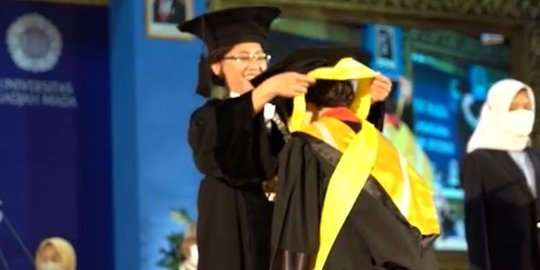 Viral Mahasiswi Diwisuda Ibunya Sendiri yang Seorang Rektor, Bikin Salut