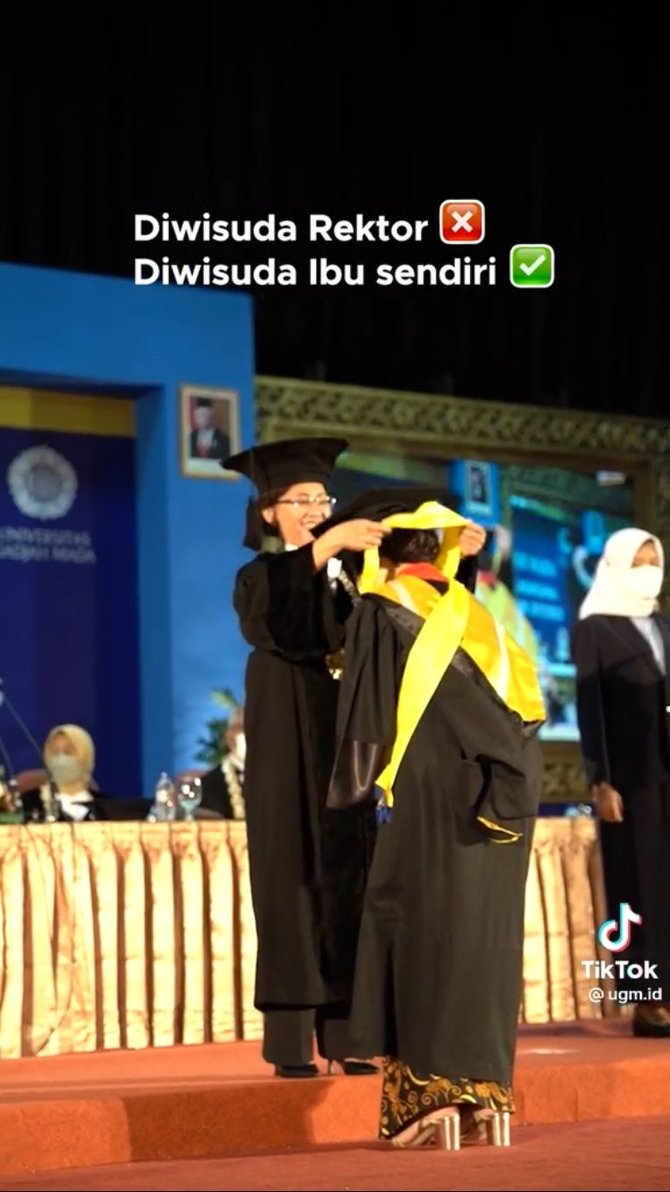 viral mahasiswi diwisuda ibunya sendiri yang seorang rektor bikin kagum