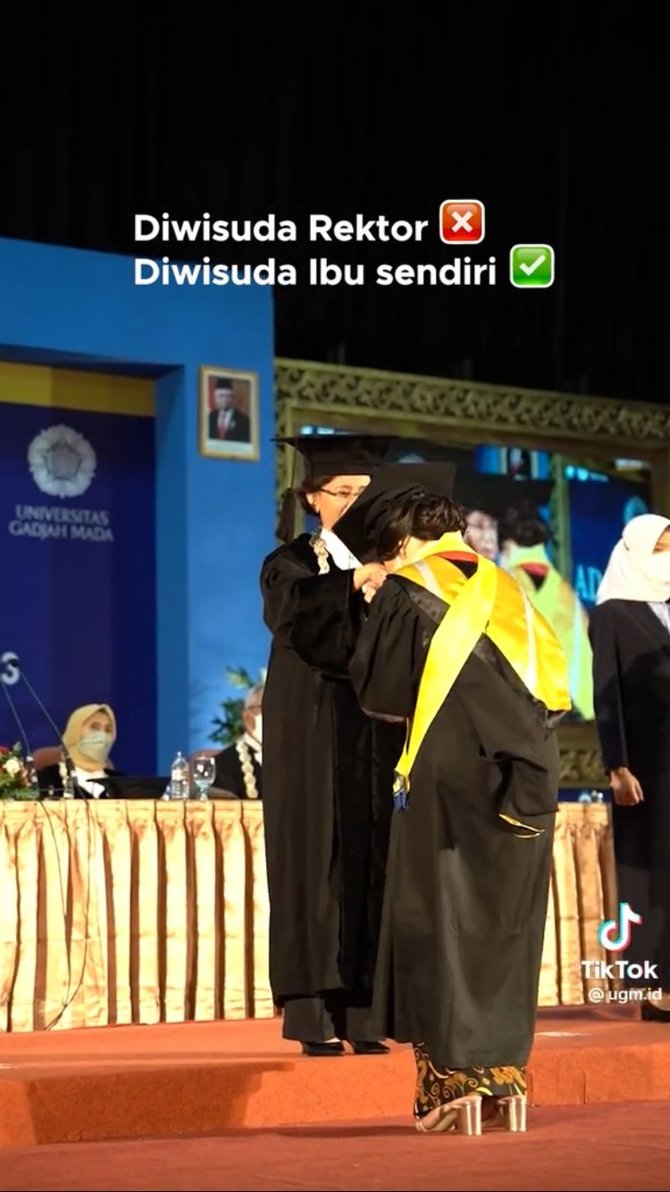 viral mahasiswi diwisuda ibunya sendiri yang seorang rektor bikin kagum