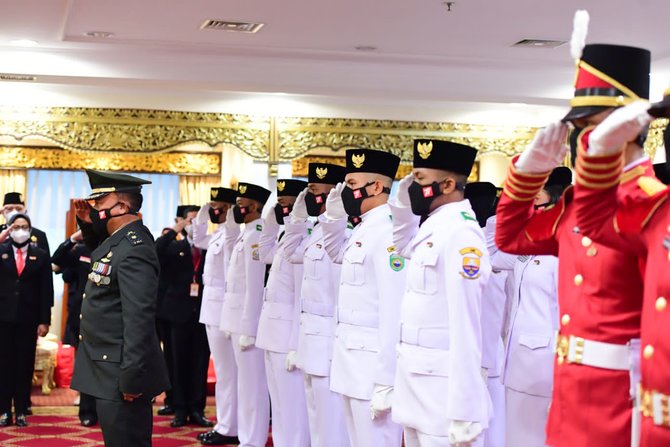 potret tim pancasila tangguh pengibar bendera merah putih