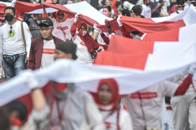 kemeriahan pawai bendera merah putih raksasa di bundaran hi