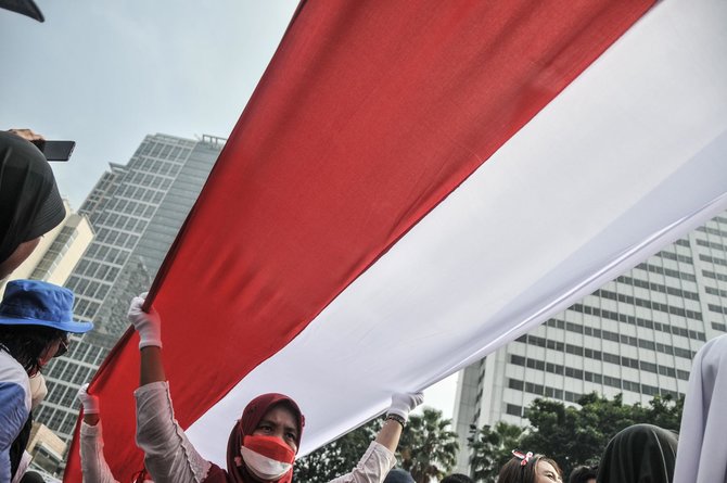 kemeriahan pawai bendera merah putih raksasa di bundaran hi