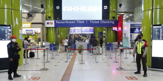 Viral Penumpang Kereta di Gambir Marah dan Siram Petugas Loket dengan Kuah Odeng