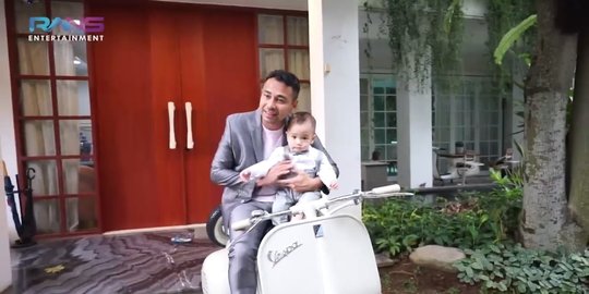 5 Momen Rayyanza dan Raffi Ahmad saat Pemotretan Pakai Jas, Bak Boss Baby