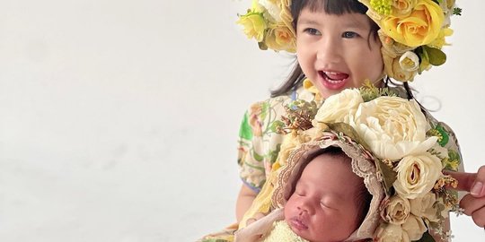 Momen Lucu Khalisa Anak Kartika Putri Gendong Sang Adik, Ekspresinya Bikin Gemas