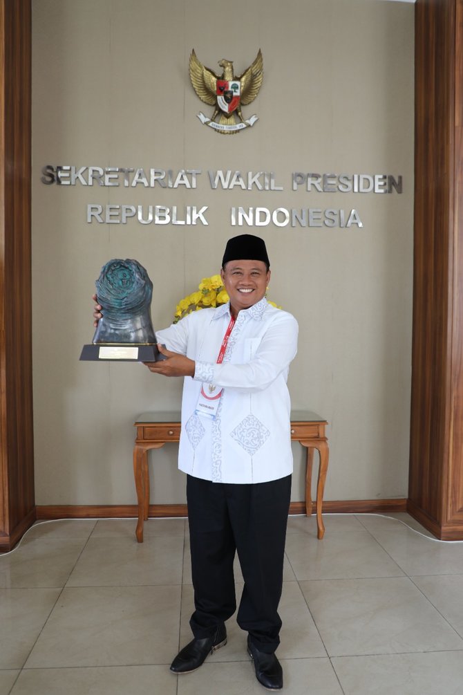 wakil gubernur jawa barat uu ruzhanul ulum menerima paritrana award