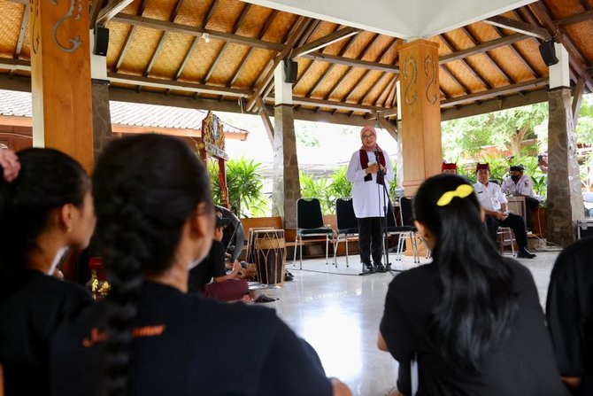 bupati banyuwangi ipuk fiestiandani temani siswa siswa latihan tari