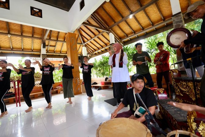 bupati banyuwangi ipuk fiestiandani temani siswa siswa latihan tari