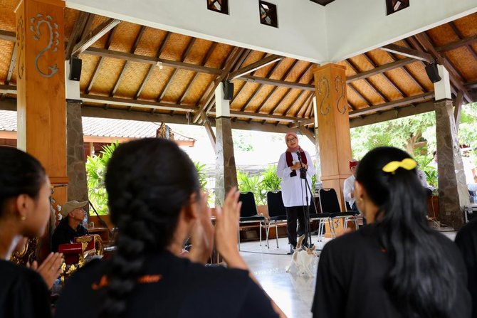 bupati banyuwangi ipuk fiestiandani temani siswa siswa latihan tari