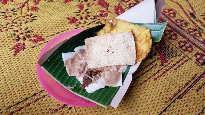 cabuk rambak salah satu jajanan di pusat kuliner eks shelter manahan solo