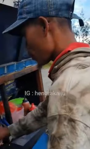 selama 7 tahun pria asli boyolali ini jauh jauh jualan pentol di pedalaman papua