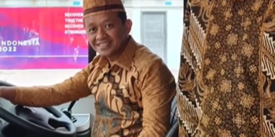 Momen Menteri Bahlil jadi 'Sopir' Bus, Lihai Banget Sampai Aksinya jadi Sorotan