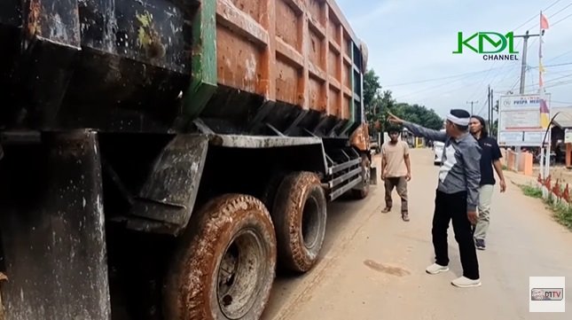 jalan kotor gara gara truk limbah dedi mulyadi ngamuk sampai badannya gemetar