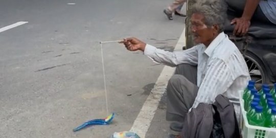 Viral Kisah Haru Kakek 85 Tahun Penjual Mainan Jadul, Kini Dibuatkan Warung Sembako