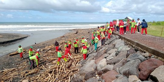 Sampah Kiriman di Pantai Kuta Capai 50 Ton