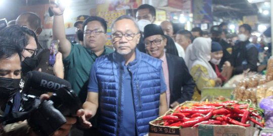 Blusukan ke Pasar Besar Malang, Mendag Zulkifli Hasan Sebut Harga Ayam Terlalu Murah